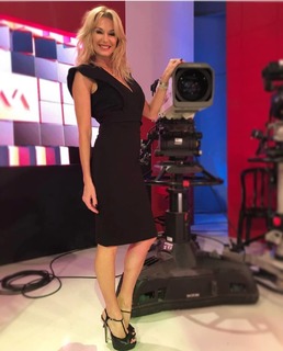 Yanina Latorre feet photo thumbnail