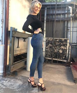 Yanina Latorre feet photo thumbnail