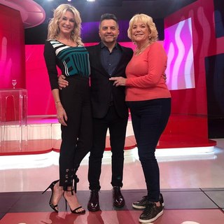 Yanina Latorre feet photo thumbnail