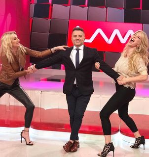 Yanina Latorre feet photo thumbnail