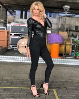 Yanina Latorre feet photo thumbnail