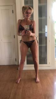 Yanina Latorre feet photo thumbnail