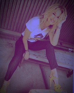 Yanina Latorre feet photo thumbnail