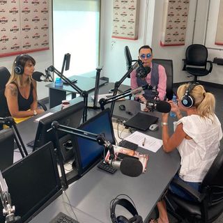 Yanina Latorre feet photo thumbnail