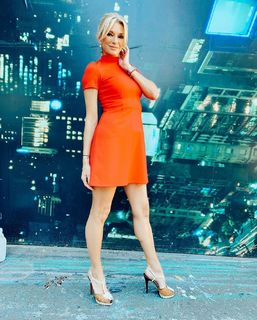 Yanina Latorre feet photo thumbnail