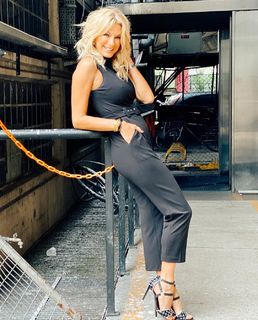 Yanina Latorre feet photo thumbnail