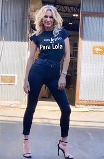 Yanina Latorre feet photo thumbnail