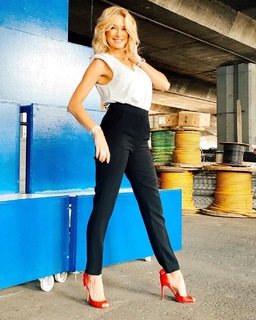 Yanina Latorre feet photo thumbnail