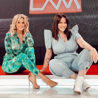 Yanina Latorre feet photo thumbnail