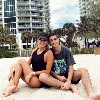 Yanina Latorre feet photo thumbnail