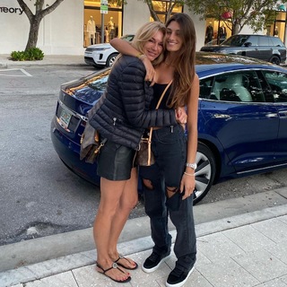 Yanina Latorre feet photo thumbnail