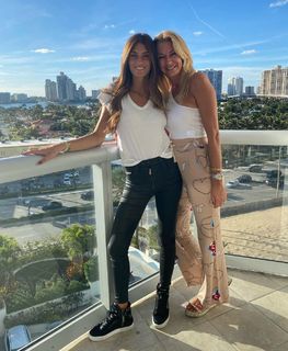 Yanina Latorre feet photo thumbnail