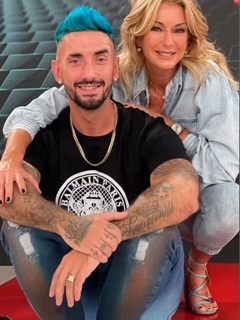 Yanina Latorre feet photo thumbnail