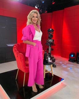 Yanina Latorre feet photo thumbnail