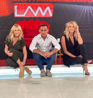 Yanina Latorre feet photo thumbnail