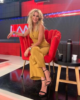 Yanina Latorre feet photo thumbnail