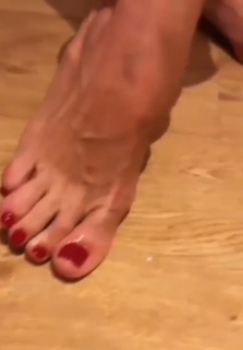 Yanina Latorre feet photo thumbnail