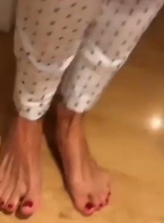 Yanina Latorre feet photo thumbnail