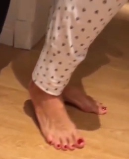 Yanina Latorre feet photo thumbnail