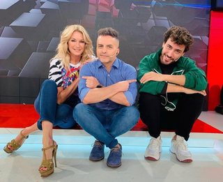 Yanina Latorre feet photo thumbnail