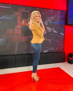 Yanina Latorre feet photo thumbnail