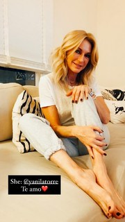 Yanina Latorre feet photo thumbnail