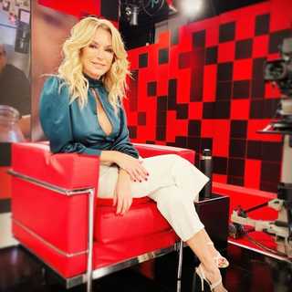 Yanina Latorre feet photo thumbnail