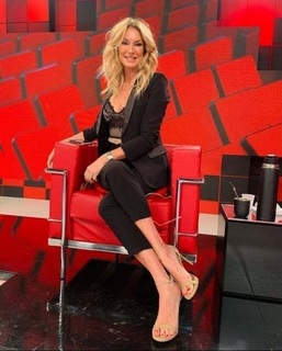 Yanina Latorre feet photo thumbnail