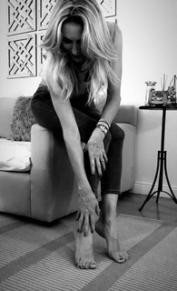 Yanina Latorre feet photo thumbnail