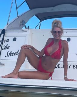 Yanina Latorre feet photo thumbnail