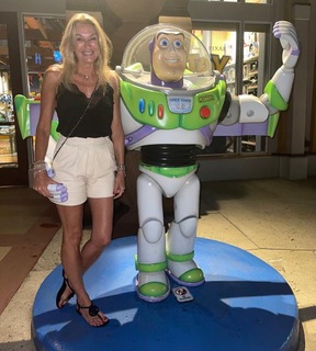 Yanina Latorre feet photo thumbnail