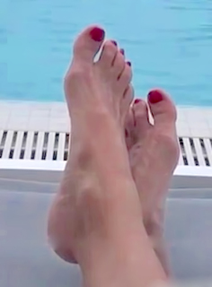 Yanina Latorre feet photo thumbnail