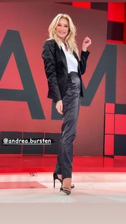 Yanina Latorre feet photo thumbnail