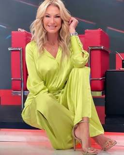 Yanina Latorre feet photo thumbnail