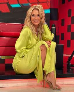 Yanina Latorre feet photo thumbnail