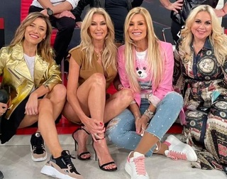 Yanina Latorre feet photo thumbnail