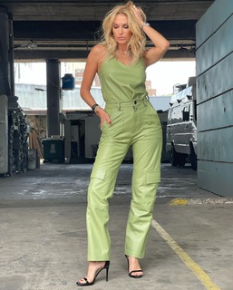 Yanina Latorre feet photo thumbnail