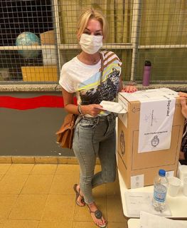 Yanina Latorre feet photo thumbnail