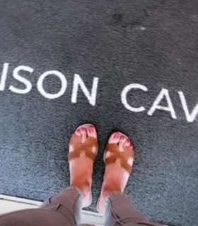 Yanina Latorre feet photo thumbnail