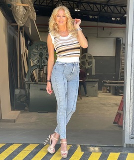 Yanina Latorre feet photo thumbnail