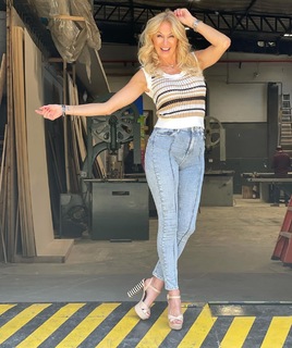 Yanina Latorre feet photo thumbnail