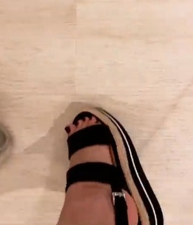 Yanina Latorre feet photo thumbnail