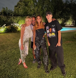 Yanina Latorre feet photo thumbnail