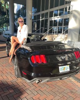 Yanina Latorre feet photo thumbnail