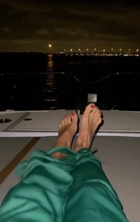 Yanina Latorre feet photo thumbnail