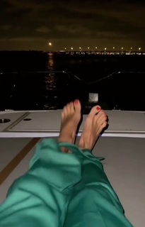 Yanina Latorre feet photo thumbnail