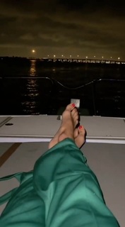 Yanina Latorre feet photo thumbnail