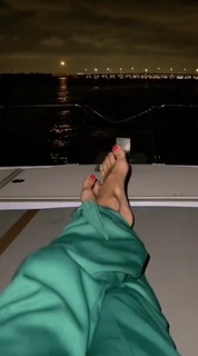 Yanina Latorre feet photo thumbnail