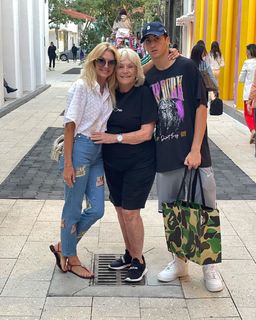 Yanina Latorre feet photo thumbnail