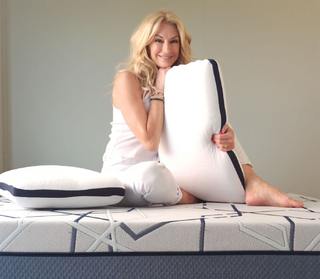 Yanina Latorre feet photo thumbnail